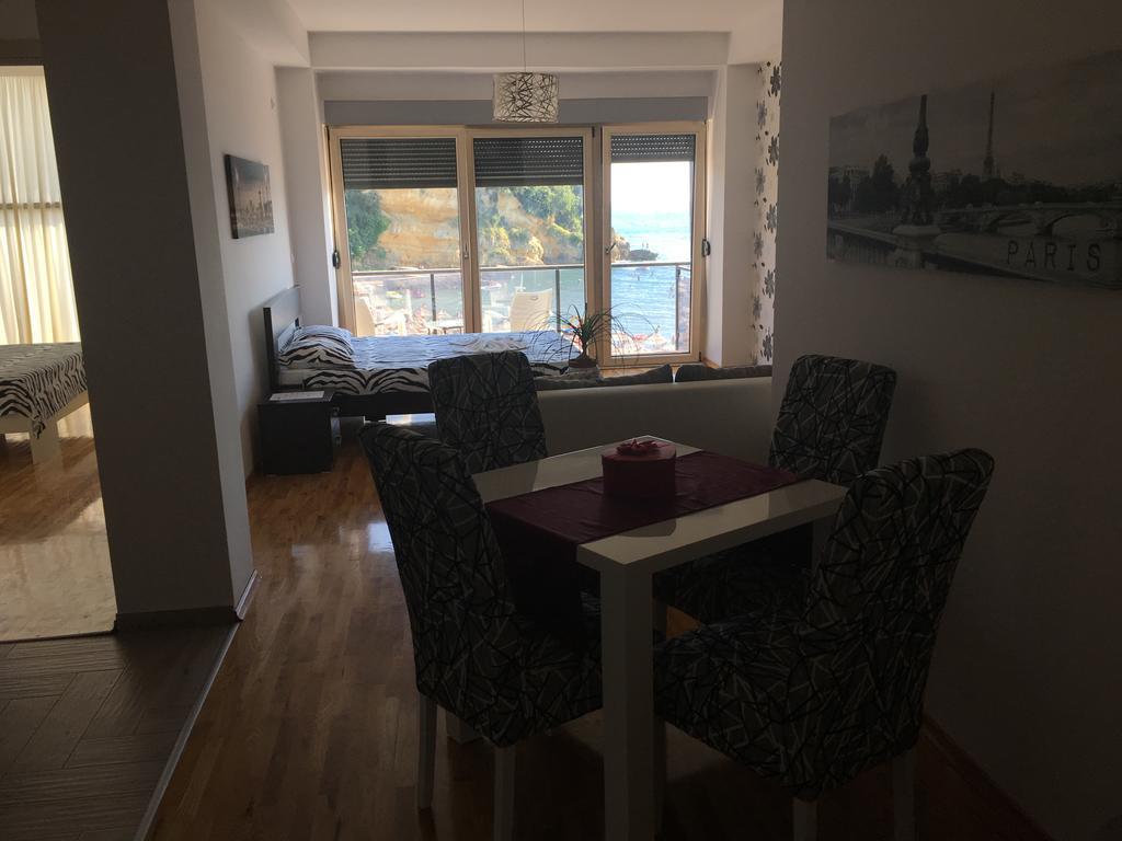 Hotel Cruiser Ulcinj Ngoại thất bức ảnh